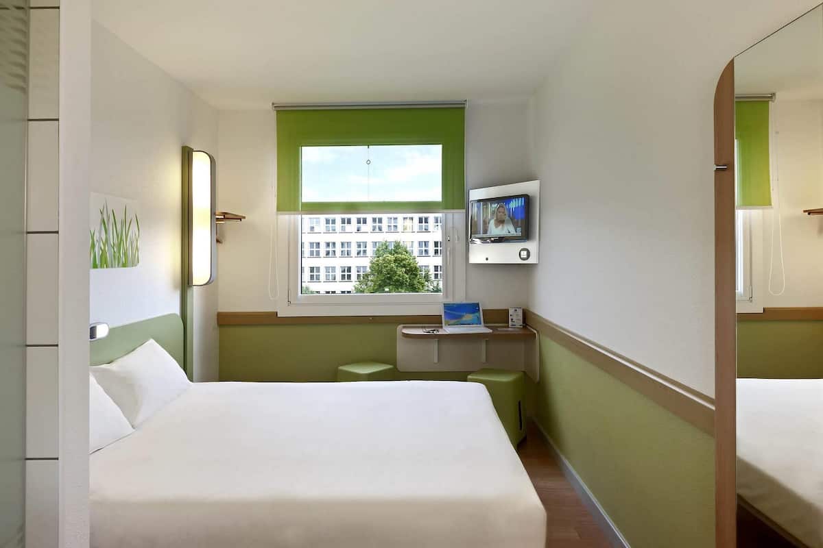 Habitación estándar, 1 cama matrimonial | Escritorio, cortinas blackout, wifi gratis y ropa de cama