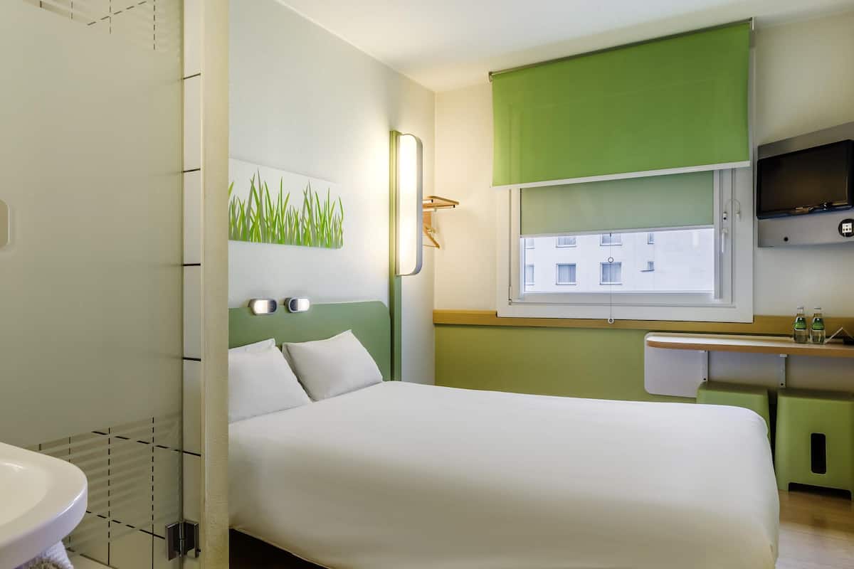 Standardzimmer, 1 Doppelbett | Schreibtisch, Verdunkelungsvorhänge, kostenloses WLAN, Bettwäsche