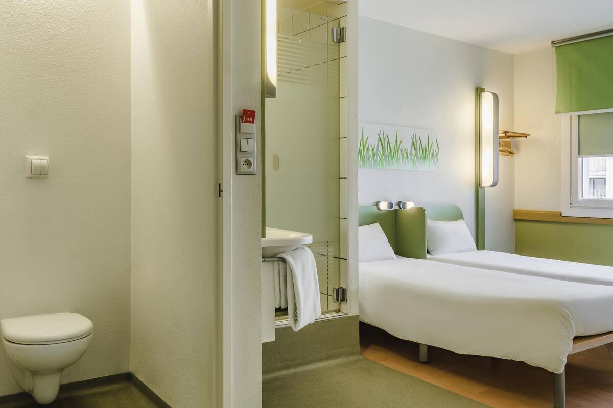 Desk, blackout drapes, free WiFi, bed sheets