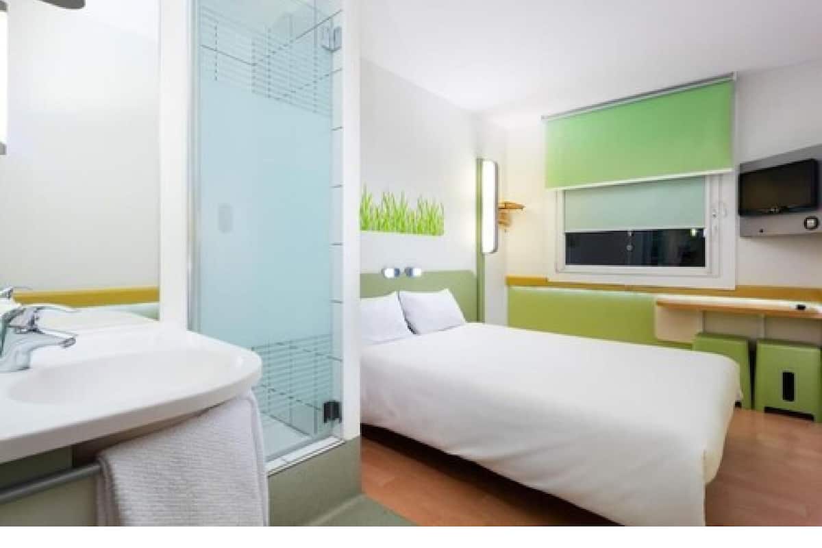 Standardzimmer, 1 Doppelbett | Badezimmer | Dusche, umweltfreundliche Kosmetikartikel, Handtücher