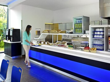 Daily buffet breakfast (PLN 42 per person)
