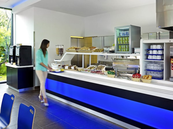 Daily buffet breakfast (PLN 42 per person)