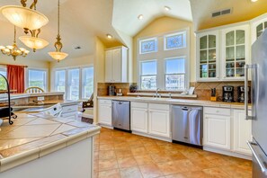 Een koelkast met diepvriezer, een microgolfoven, een oven, een kookplaat