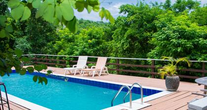 Summer Breeze - secluded 4 bed 4 bathroom Villa with Pool and Pool Lounge