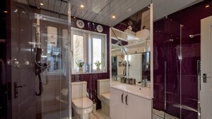 Appartement Deluxe | Salle de bain | Douche, articles de toilette (gratuits), séchoir à cheveux