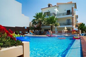 Piscine extérieure en saison