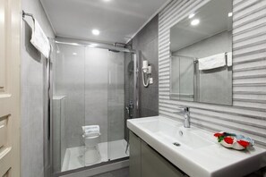 Apartamento, terraço | Banheiro | Produtos de toalete grátis, secador de cabelo, chinelos 
