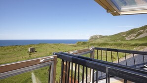A balcony with a view of the sea and hills. - Stables 3 -  a llyn peninsula that sleeps 2 guests  in 1 bedroom (Pwllheli)