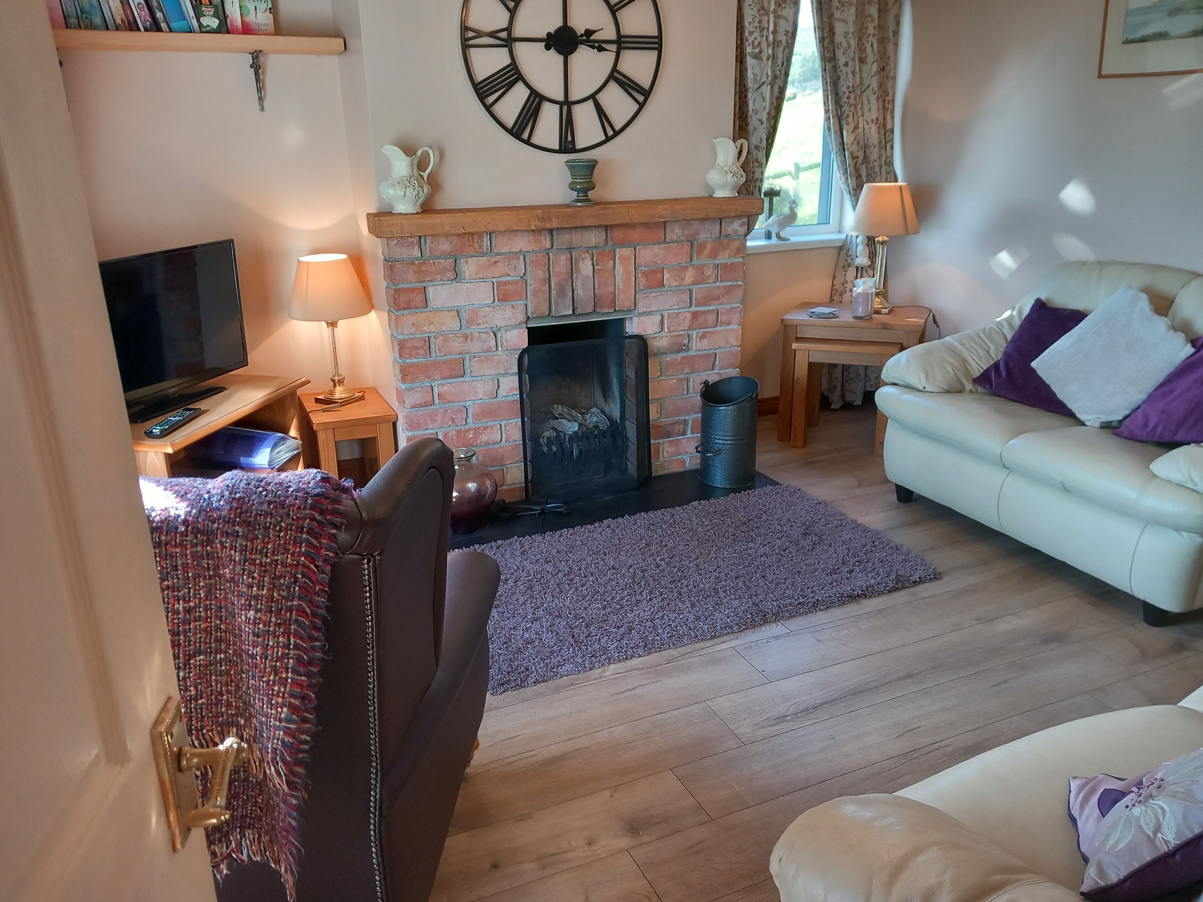 Beachview Cottage B red door 3 bedrooms