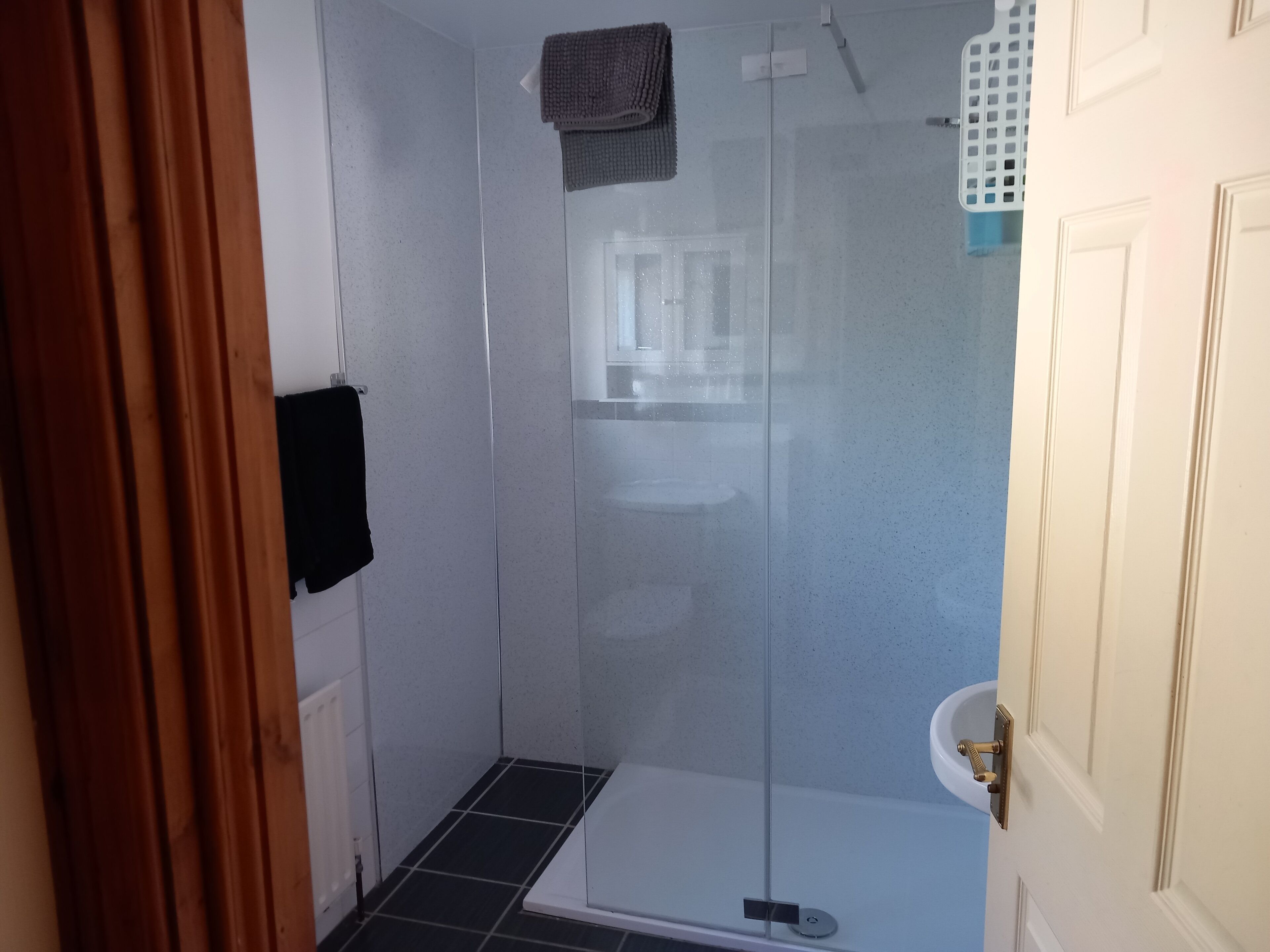 Beachview Cottage B red door 3 bedrooms