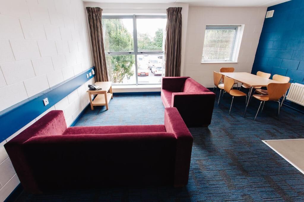 basic apartment, 5 bedrooms | living room | flat-screen tv