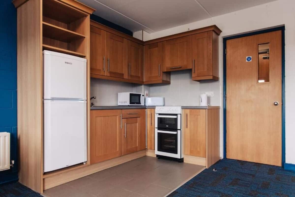 basic apartment, 5 bedrooms | private kitchen | fridge, microwave, oven, stovetop