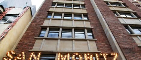 A building with a sign that reads 'SAN MORITZ' in illuminated letters.