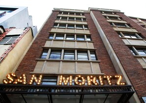 A building with a sign that reads 'SAN MORITZ' in illuminated letters. - Hotel Museo San Moritz (Bogotá)