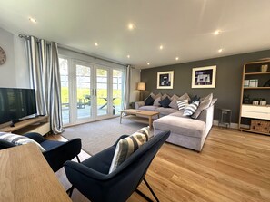 Een flatscreentelevisie en een dvd-speler