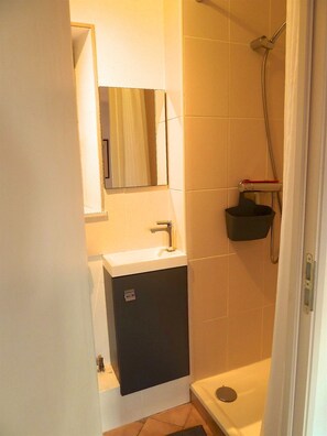Bathroom shower - La Longère aux Volets Rouges (Maillebois)