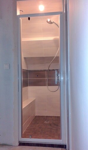 Bathroom shower - La Longère aux Volets Rouges (Maillebois)