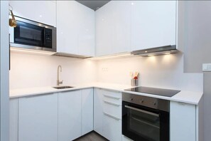 Een koelkast, een magnetron, een oven, een kookplaat