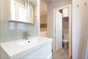 Dusche, Haartrockner, Handtücher, Toilettenpapier