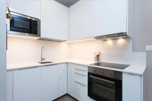 Kühlschrank, Mikrowelle, Ofen, Herdplatte