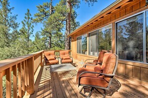 Terrace/patio - Pine Mountain Club Cottage w/ Wraparound Deck! (Pine Mountain Club)