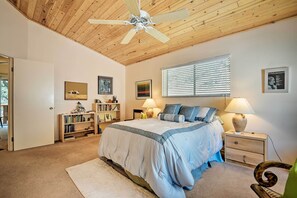 2 bedrooms, desk, Internet, bed sheets - Pine Mountain Club Cottage w/ Wraparound Deck! (Pine Mountain Club)