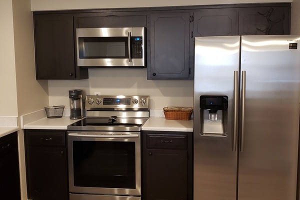 Frigorífico, microondas, horno y placa de cocina