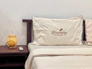 In-room safe, blackout curtains, soundproofing, free WiFi - SKY Residence - 50m to Museum and Riverside (Phnom Penh)