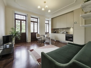 Departamento, vista al jardín (Tito 1B) | Sala de estar | Televisión de plasma