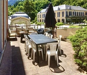 Outdoor dining - Residence Regina Cauterets <br>large apartment in the center of town (Cauterets)