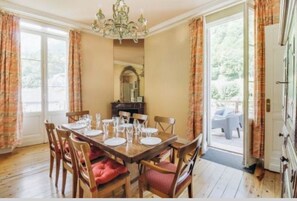 Dining - Residence Regina Cauterets <br>large apartment in the center of town (Cauterets)