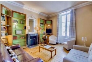 TV, fireplace, DVD player, books