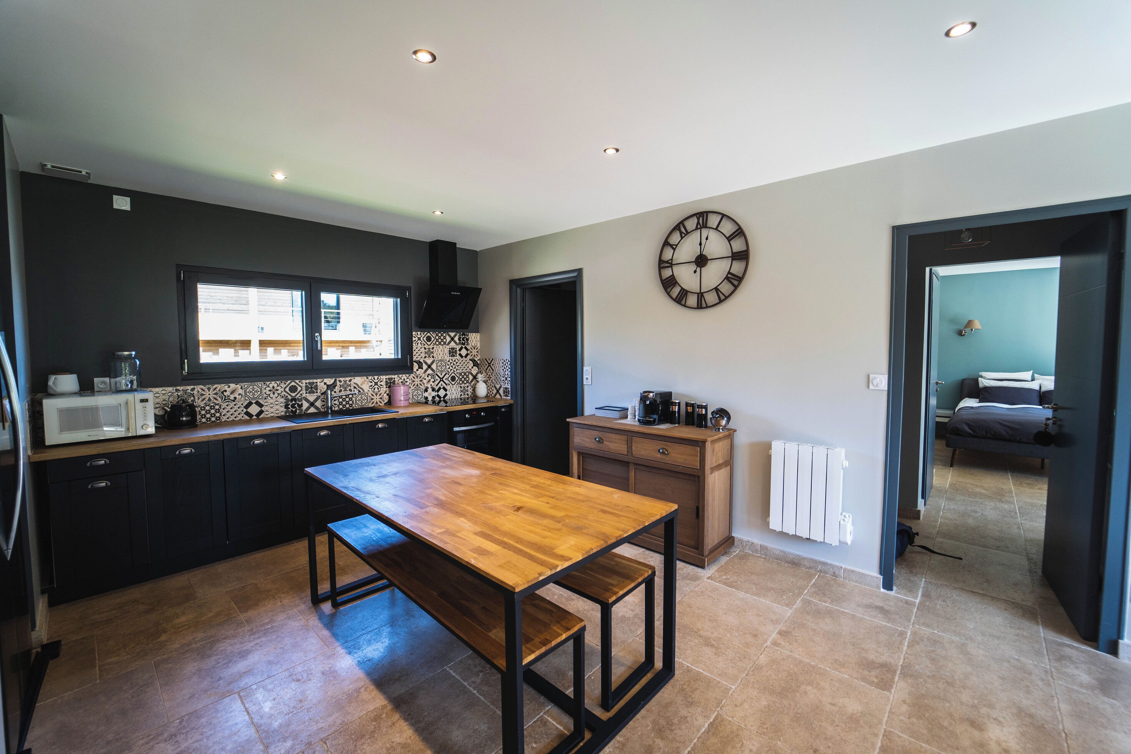 コンロ、電気ポット、調理器具と食器