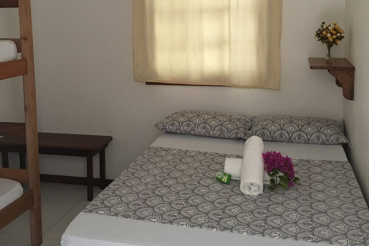 Cortinas blackout, wifi gratis y ropa de cama 