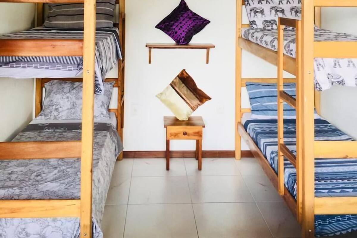 Cortinas blackout, wifi gratis y ropa de cama 