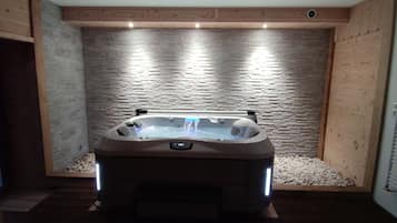 室內 SPA 浴池