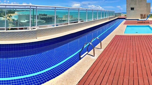 Piscina externa, espreguiçadeiras