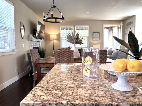 NEW! Pet friendly luxe getaway with hot tub in Ocean Shores