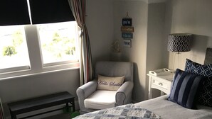 Apartment, 2 Bedrooms | 2 bilik tidur, cadar kapas Mesir, peralatan tempat tidur premium, meja 