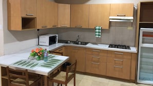 Habitación doble ejecutiva | Cocineta privada | Refrigerador con congelador, microondas, horno y parrilla de estufa