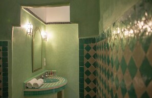 Chambre Double Supérieure | Salle de bain | Douche, articles de toilette gratuits, serviettes fournies, savon