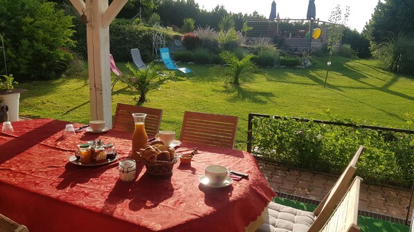 Petit déjeuner continental (8 EUR par personne)