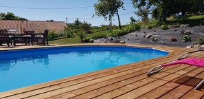 Piscine extérieure (ouverte en saison), parasols de plage