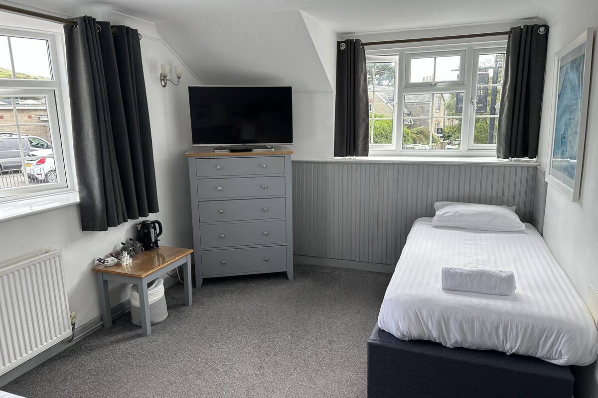 standard room, ensuite | 1 bedroom, individually decorated, individually furnished, desk