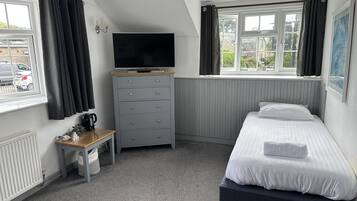 1 habitación, decoración personalizada, muebles diferentes y escritorio