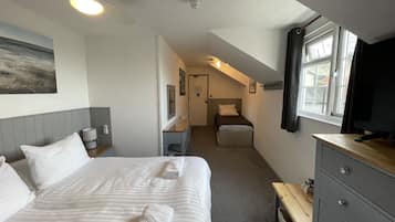 Standardværelse - eget badeværelse | 1 soveværelse, individuelt design, individuel indretning, skrivebord