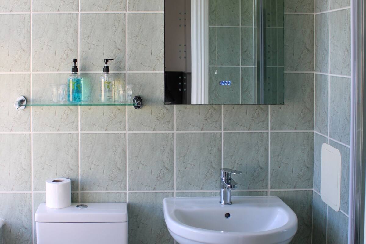 Standard Twin Room, Ensuite | Bathroom | Free toiletries, hair dryer, towels
