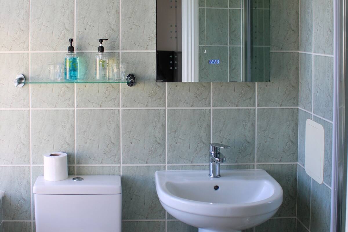 standard twin room, ensuite | bathroom | free toiletries, hair dryer, towels