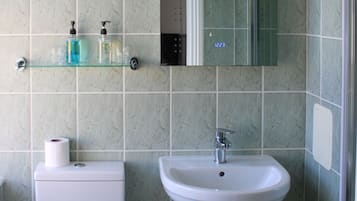 Quarto duplo standard, suíte | Banheiro | Produtos de toalete grátis, secador de cabelo, toalhas de banho