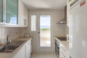 Frigorífico, microondas, horno y lavavajillas